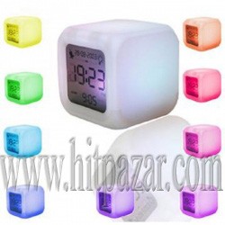 Разноцветен светещ LED часовник - куб