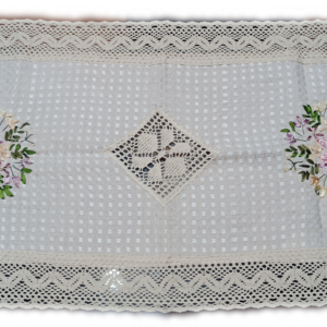 Каре с дантела и бродирани цветя 40 х 85