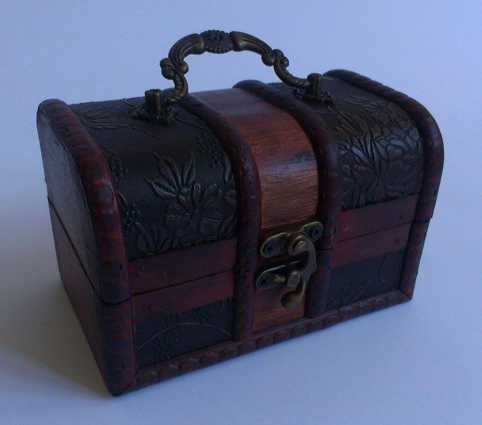 Дървена кутия за бижута