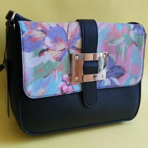 Дамска чанта с цветя за през рамо - черна