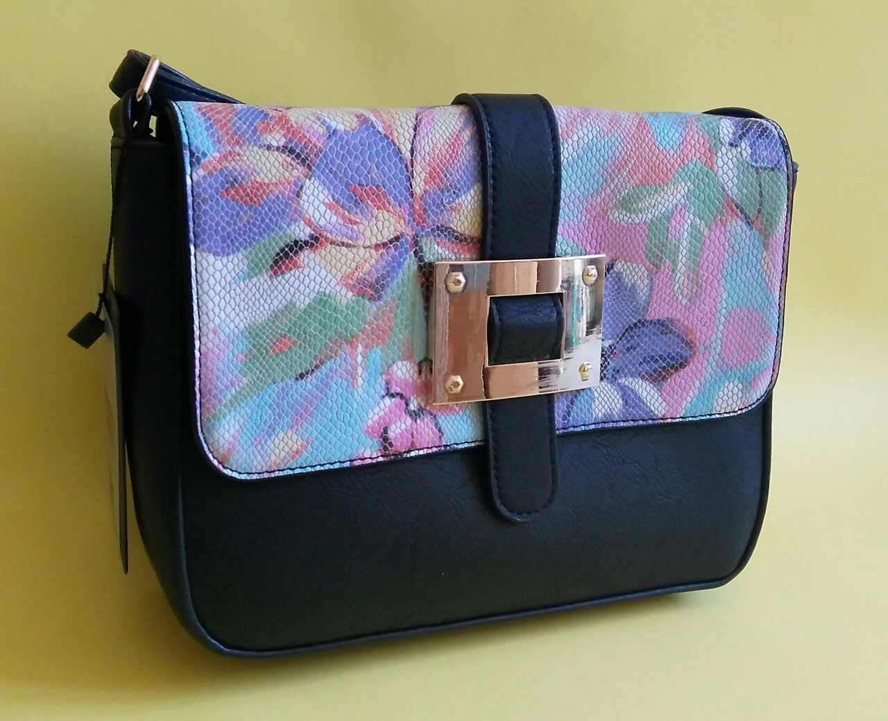 Дамска чанта с цветя за през рамо - черна