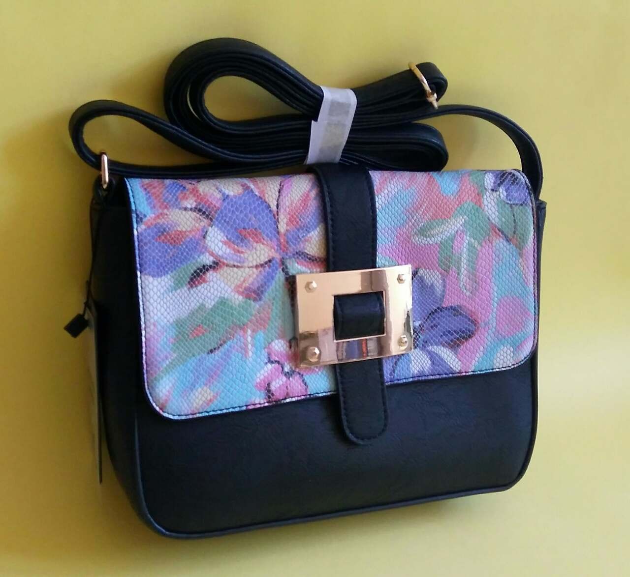 Дамска чанта с цветя за през рамо - черна