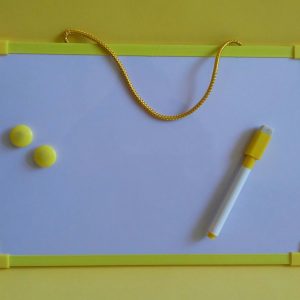 Бяла дъска за писане и рисуване с маркер и магнити - в жълт цвят