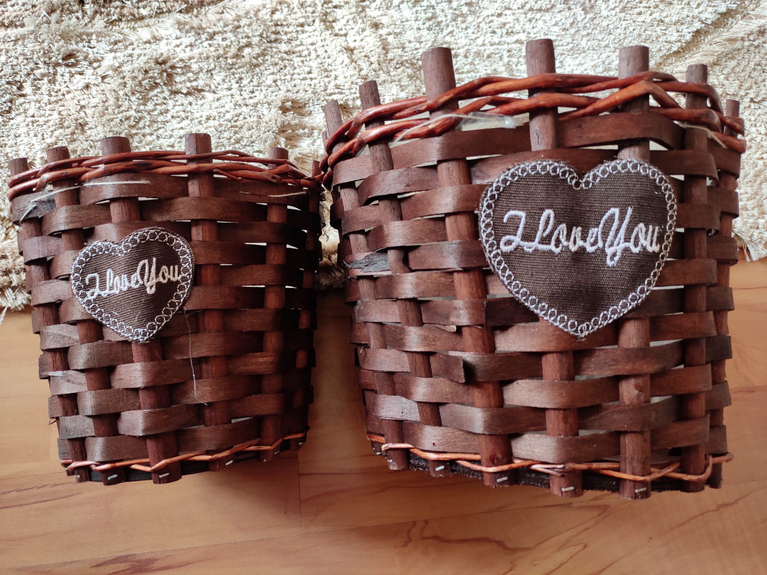 Комплект от два броя кашпи за цветя с бродерия на тях подходящи за подарък и за в къщи