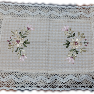 Каре с дантела и бродирани цветя 30 х 45