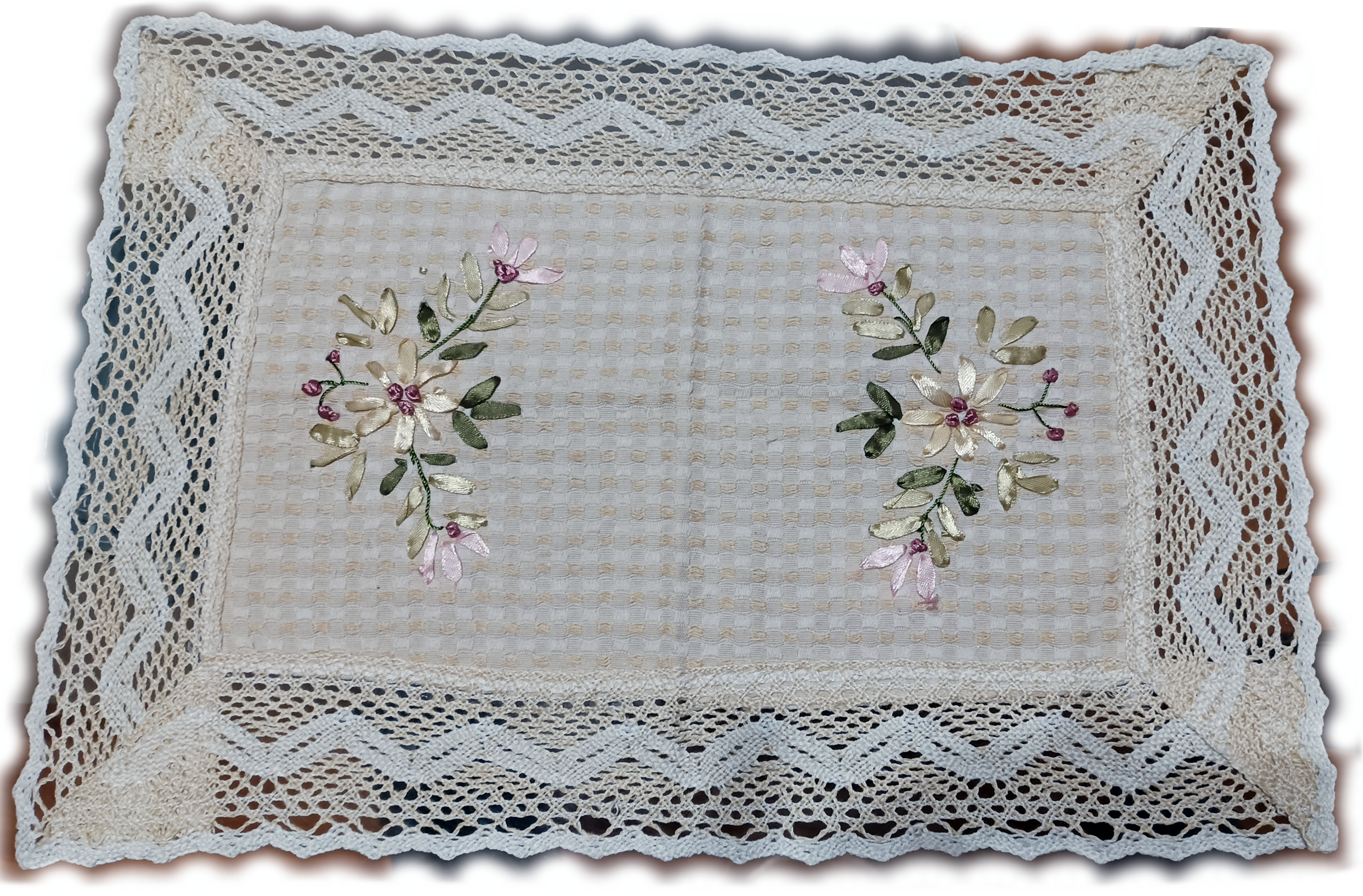 Каре с дантела и бродирани цветя 30 х 45
