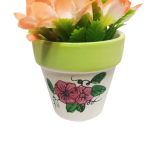 Декоративни пъстри цветя в цветни саксии в оранжево