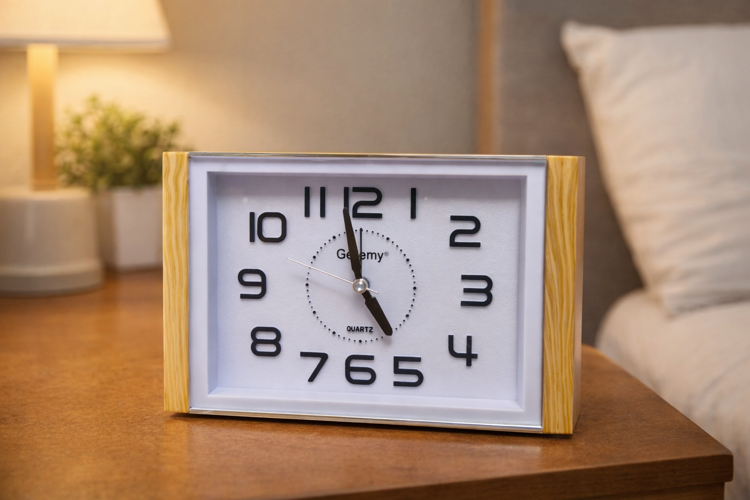 Часовник с големи цифри аларма и цветни страници върху шкафче